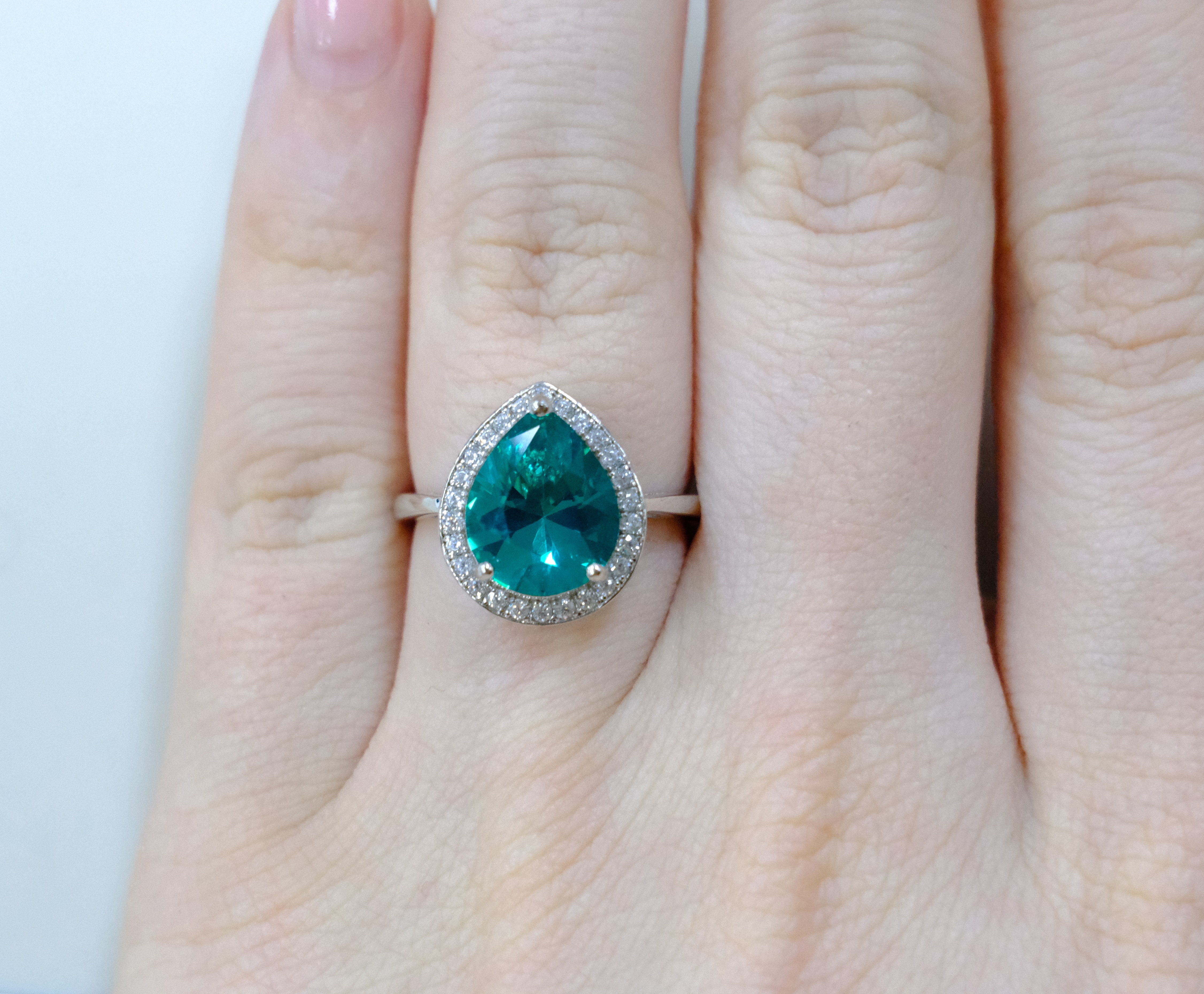 Серебряное кольцо с зеленой шпинелью